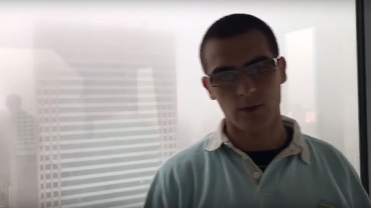 Wiemy, o co chodzi ze stylówką Quebonafide w nowym, dziwnym klipie